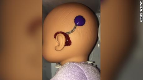 Nauczycielka zaprojektowała lśniące aparaty słuchowe na lalkach, aby jej niesłyszący uczniowie czuli się reprezentowani