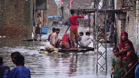 Ponad 900 osób zabitych przez deszcze monsunowe i powodzie w Pakistanie, w tym 326 dzieci