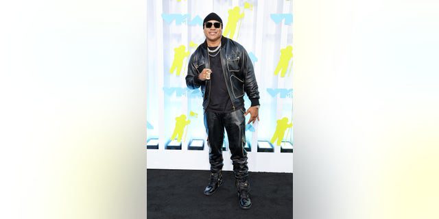 Gospodarz VMA LL Cool J wybrał skórzaną opaskę przed rozdaniem nagród w niedzielny wieczór.