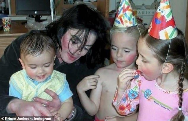 Strata: Michael Jackson zmarł w 2009 roku w wieku 50 lat po przedawkowaniu propofolu, który przepisał mu jego lekarz.  Jego śmierć spowodowała wylanie żalu na całym świecie