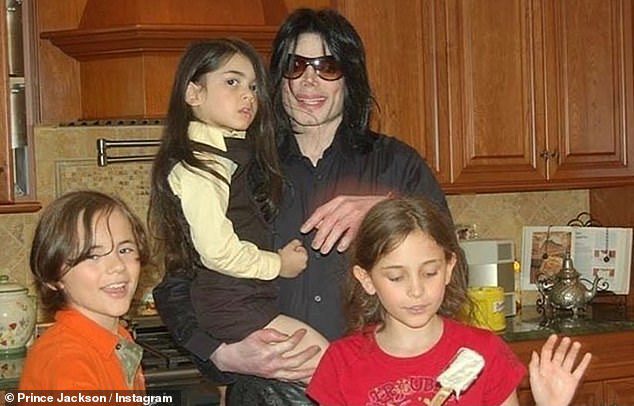 Świąteczne pozdrowienia: dzieci Michaela Jacksona złożyły hołd piosenkarzowi w jego 64 urodziny, dzieląc się zdjęciami z dzieciństwa ze swoim zmarłym ojcem gwiazdy