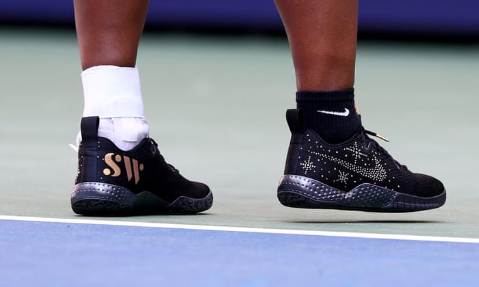 Te błyszczące buty są tym, co Serena Williams nosiła w praktyce.