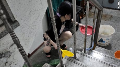 Kobieta wylewa wodę z zalanego mieszkania w piwnicy w Seulu w Korei Południowej, 10 sierpnia.