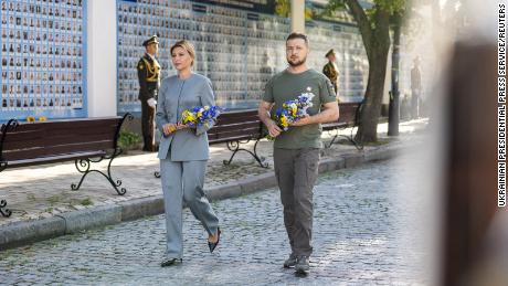 Prezydent Ukrainy Wołodymyr Zełenski wraz z żoną Oleną odwiedzają 24 sierpnia Ścianę Pamięci Poległych Obrońców Ukrainy w Kijowie.