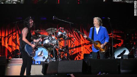 Grohl i McCartney występują na pierwszym z dwóch wyróżnień Hawkins. 