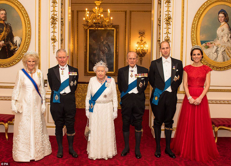 (od lewej do prawej) Księżna Kornwalii, książę Walii, królowa Elżbieta II, książę Edynburga oraz książę i księżna Cambridge w Pałacu Buckingham 8 grudnia 2016 r.