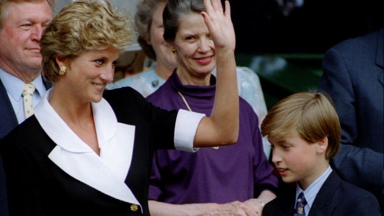 Księżniczka Walii w towarzystwie swojego syna księcia Williama przybywa do Wimbledonu Central Court przed rozpoczęciem finału singla kobiet 2 lipca.