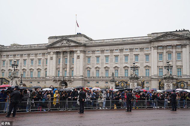 Tłumy gromadzą się przed Pałacem Buckingham, czekając na trumnę królowej