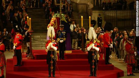 Dzieci królowej uczestniczą w czuwaniu w Westminster Hall w Londynie, Wielka Brytania, 16 września 2022 r.