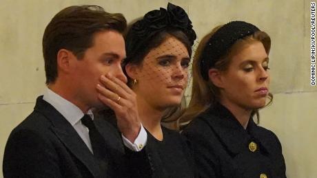 Księżniczka Eugenie, księżniczka Beatrice i jej mąż Eduardo Mapelli Mozzi uczestniczą w czuwaniu 16 września 2022 r.  