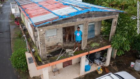 Getsabel Osorio stoi w swoim domu, który został zniszczony przez huragan Maria pięć lat temu, zanim Fiona przybyła do Luisy w Portoryko.