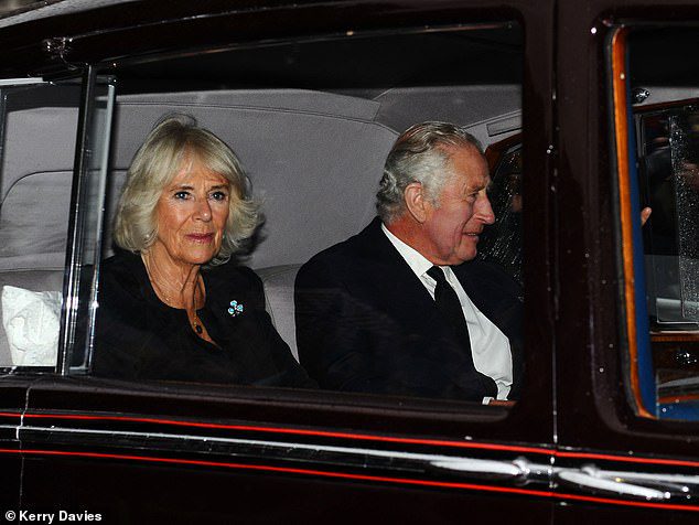 Król Karol (po prawej) i królowa Camilla przybywają dziś wieczorem do Pałacu Buckingham.  Koniczyna broszka Camilli jest przypięta do klapy