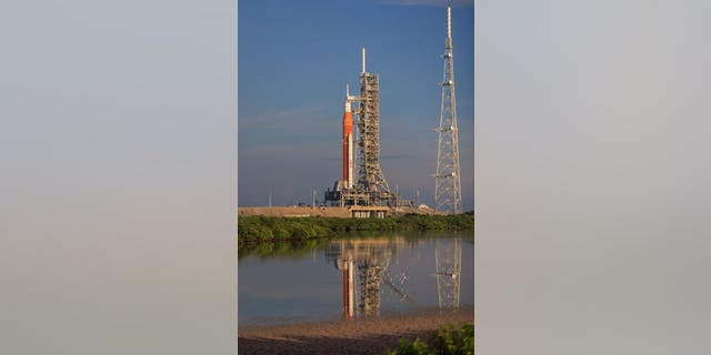 Rakieta Space Launch System (SLS) NASA znajduje się na wyrzutni. 