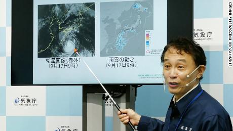 Dyrektor Wydziału Prognoz Japońskiej Agencji Meteorologicznej przemawia podczas konferencji prasowej na temat tajfunu Nanmadol w Tokio 17 września 2022 r.