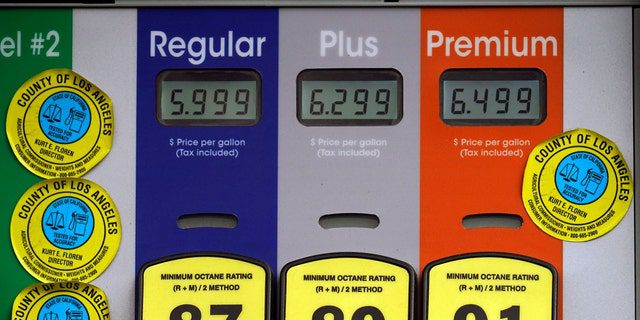 Wysokie ceny benzyny są publikowane na stacji benzynowej oferującej pełen zakres usług w Beverly Hills w Kalifornii, w niedzielę, 7 listopada 2021 r. Średnia cena zwykłej benzyny w Stanach Zjednoczonych wzrosła w ciągu ostatnich dwóch tygodni o 5 centów, do 3,49 USD za galon.  (Zdjęcie: Associated Press/ Damien Devarganis)