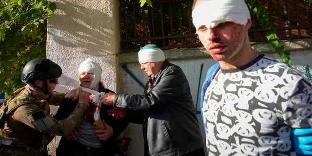 Ludzie są leczeni w miejscu rosyjskich bombardowań w Kijowie na Ukrainie, poniedziałek, 10 października 2022 r. (AP Photo/Efrem Lukatsky)