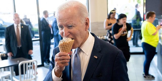 Prezydent USA Joe Biden zatrzymuje się na lody w Baskin Robbins w Portland w stanie Oregon, 15 października 2022 r. 