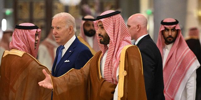 Prezydent Joe Biden (CL) i saudyjski książę Mohammed bin Salman (w środku) przyjeżdżają na portret rodzinny podczas szczytu bezpieczeństwa i rozwoju w Jeddah (GCC+3) w hotelu w porcie nad Morzem Czerwonym w Jeddah w Arabii Saudyjskiej 16 lipca , 2022. 