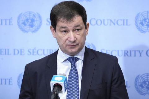 Dmitry Polyansky, Pierwszy Zastępca Stałego Przedstawiciela Rosji przy Organizacji Narodów Zjednoczonych, przemawia 1 kwietnia dla mediów w Kwaterze Głównej Organizacji Narodów Zjednoczonych.