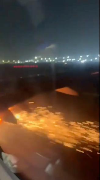 Samolot startuje z lotniska w Delhi, zanim się zapali.
