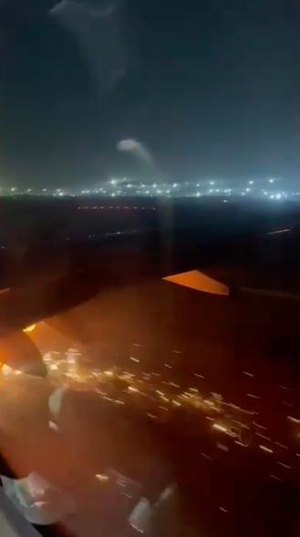 Samolot startuje z lotniska w Delhi, zanim się zapali.