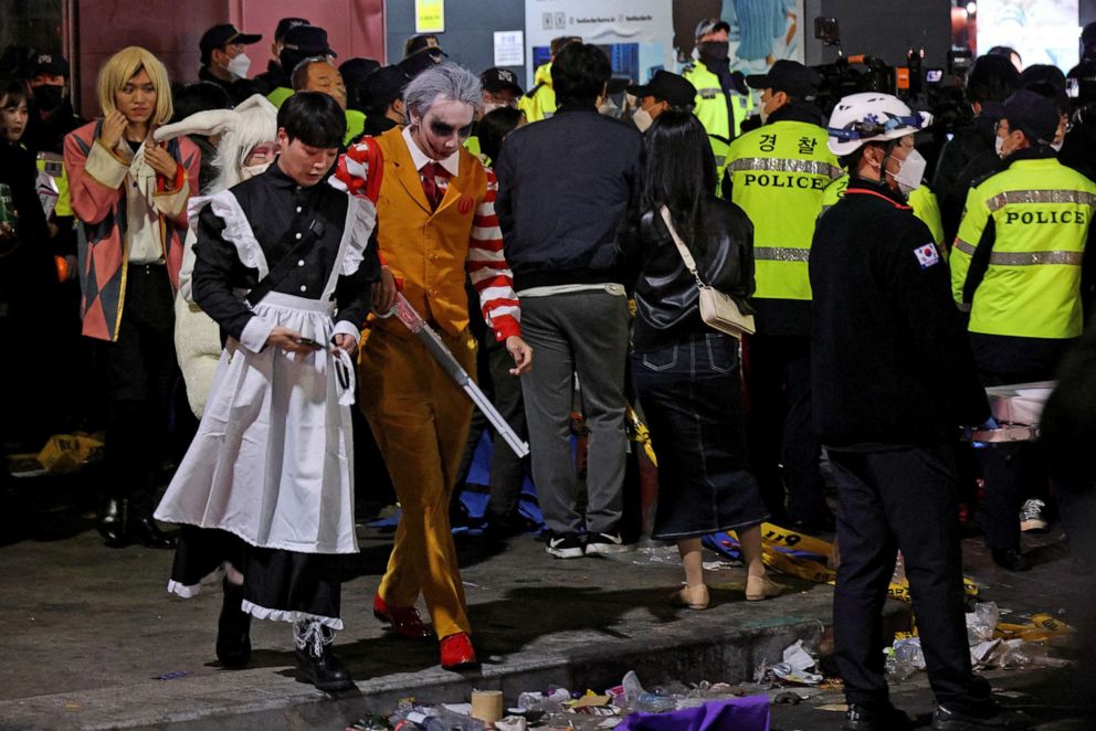 Zdjęcie: Imprezowicze opuszczają miejsce, w którym kilka osób zginęło i zostało rannych w panice podczas festiwalu Halloween w Seulu w Korei Południowej, 30 października 2022 r.