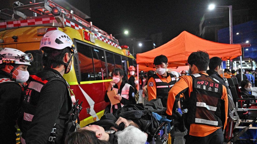 Zdjęcie: Personel medyczny opiekuje się osobą na noszach po kilkudziesięciu rannych w panice, po tym, jak ludzie zatłoczyli wąskie uliczki w dzielnicy Itaewon, aby świętować Halloween, w Seulu w Korei Południowej, 30 października 2022 r.