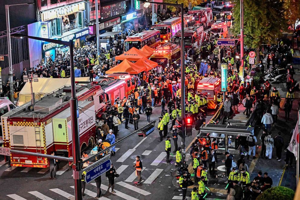 Zdjęcie: Widzowie, policja i personel medyczny zbierają się po tym, jak dziesiątki osób zostało rannych w panice, po tym, jak ludzie zatłoczyli wąskie uliczki w dzielnicy Itaewon, aby świętować Halloween, w Seulu w Korei Południowej, 30 października 2022 r.