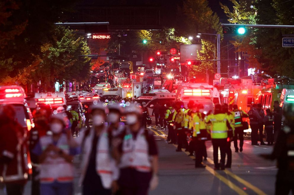 Zdjęcie: Zespoły Prescue pracują na miejscu, w którym kilkadziesiąt osób zostało rannych w panice podczas festiwalu Halloween w Seulu w Korei Południowej, 30 października 2022 r.