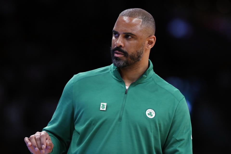 Trener Boston Celtics AM Odoka podczas drugiej połowy meczu koszykówki NBA przeciwko Toronto Raptors, piątek, 22 października 2021 r. w Bostonie.  (Zdjęcie: Associated Press/Michael Dwyer)