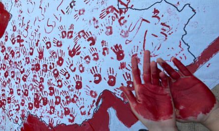 Irański student po namalowaniu na ścianie mapy Iranu z odciskami dłoni rzekomo uczestniczył w weekend w proteście na Uniwersytecie Sztuki w Isfahanie.