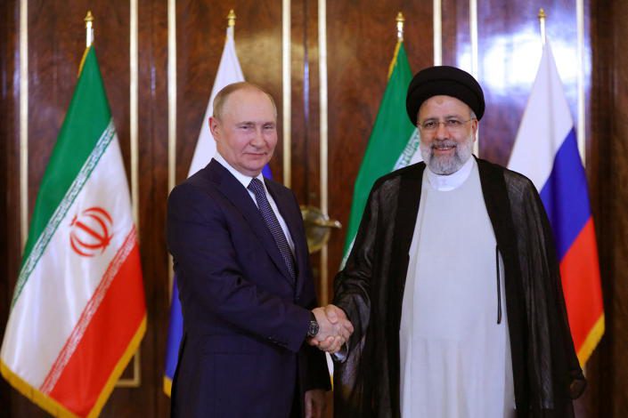 Prezydent Rosji Władimir Putin i prezydent Iranu Ebrahim Raisi podają sobie ręce w Teheranie w Iranie.