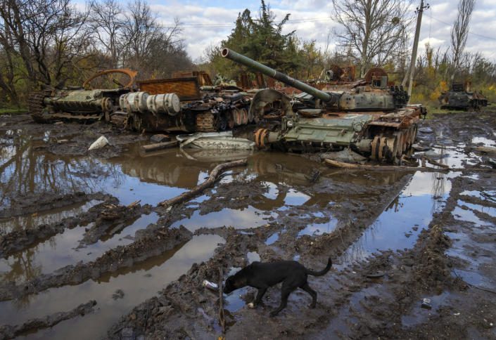 Rosyjskie czołgi uszkodzone w niedawnych walkach widoczne są w pobliżu niedawno odbitej wsi Kamyanka.