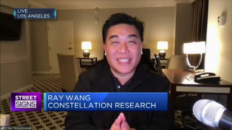 Ray Wang opowiada o tym, dlaczego jest optymistycznie nastawiony do Apple i co mogą oznaczać oczekiwane cięcia produkcji w Chinach