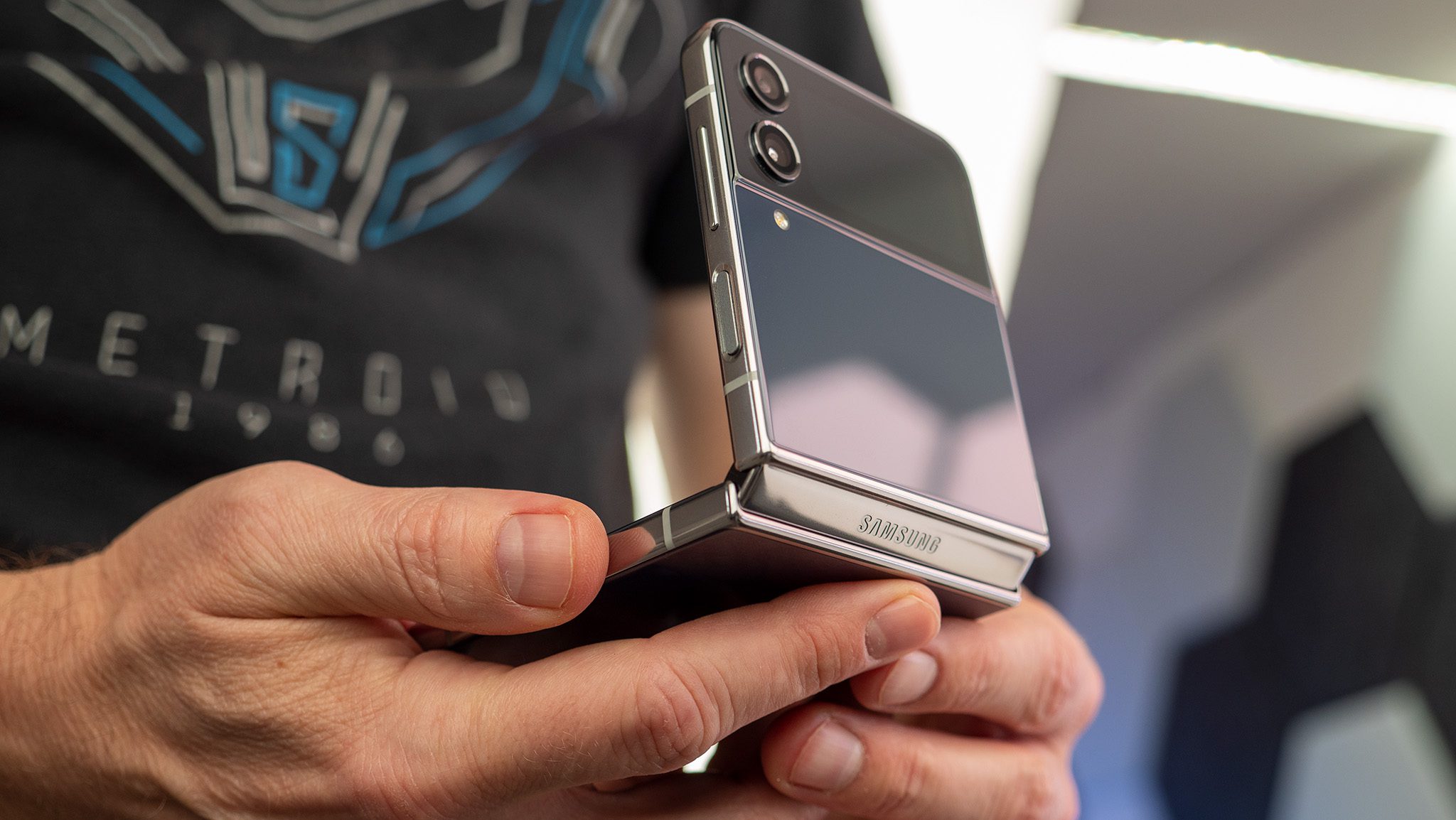Samsung Galaxy Z Flip 4 Bespoke Edition z granatowymi tylnymi panelami i srebrnymi brzegami