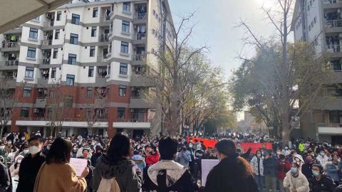 Setki studentów zebrało się w niedzielę na Uniwersytecie Tsinghua w Pekinie, aby zaprotestować przeciwko rozprzestrzenianiu się koronawirusa i cenzurze.