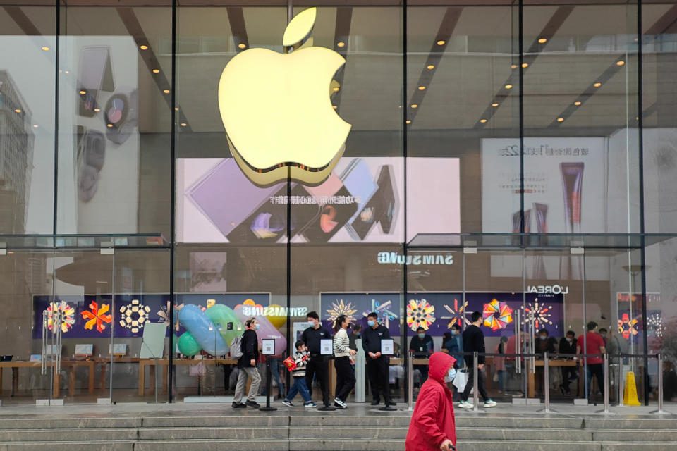 Szanghaj, Chiny — 11 listopada 2022 r. — Klienci wybierają i wypróbowują serię iPhone 14 w sklepie Apple Store w Szanghaju, Chiny, 11 listopada 2022 r. W wielu krajach, w tym w Wielkiej Brytanii, Japonii, Niemczech i Australii, cena Apple wynosi 39 000 USD .  Seria smartfonów iPhone 14 gwałtownie wzrosła, przy czym konsumenci z Chin i Ameryki zmarginalizowali się.  W szczególności cena początkowa iPhone'a 14 wzrosła o około 90 USD w Wielkiej Brytanii, około 34 USD w Australii i około 100 USD w Niemczech.  Model premium, iPhone 14 Pro Max, jest w Wielkiej Brytanii o około 170 USD droższy niż w momencie premiery w zeszłym roku.  (Źródło zdjęcia musi brzmieć CFOTO/Future Publishing via Getty Images)