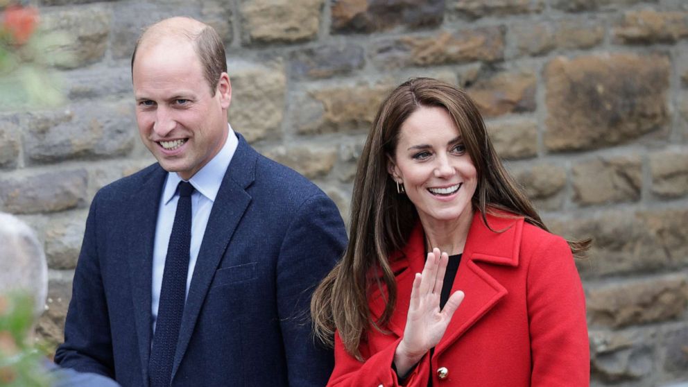 ZDJĘCIE: Książę William i Catherine, księżna Walii opuszczają kościół św. Tomasza, 27 września 2022 r. W Swansea w Walii. 