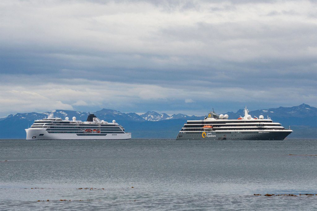 Pływający pod norweską banderą statek wycieczkowy Viking Polaris (L) i MV World Explorer, wyczarterowany przez Quark Expeditions, cumują na wodach Oceanu Atlantyckiego w Ushuaia w południowej Argentynie, 1 grudnia 2022 r. 