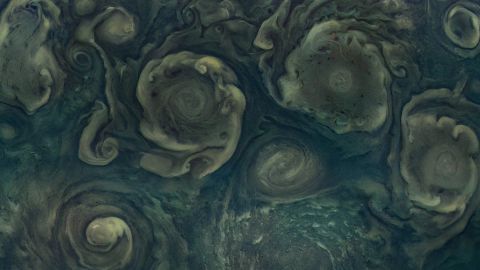 Juno uchwyciła najbardziej wysunięty na północ huragan Jowisza, widziany po prawej stronie wzdłuż dolnej krawędzi zdjęcia.