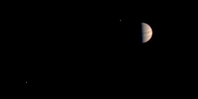 To ostatni widok uchwycony przez instrument JunoCam na statku kosmicznym NASA Juno, zanim instrumenty Juno zostały wyłączone w ramach przygotowań do umieszczenia na orbicie. 